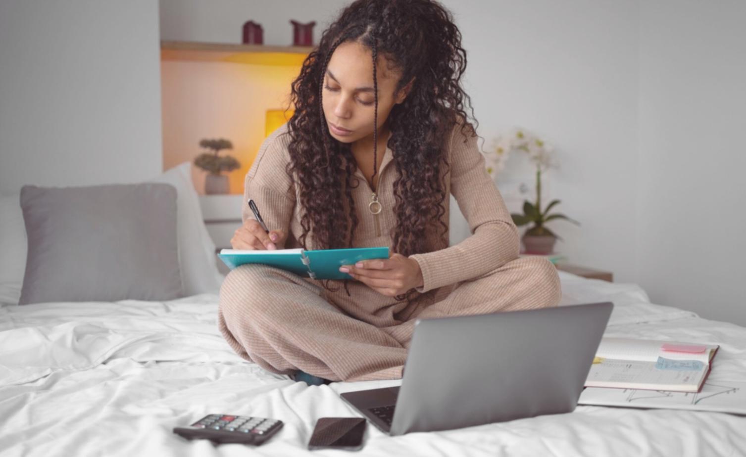 Teilnehmer beim gemeinsamen Lernen von Finanzstrategien
